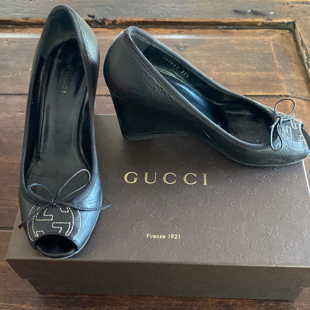 Gucci platform shoes great condition size US 7.5 women’s 37+ Black leather.